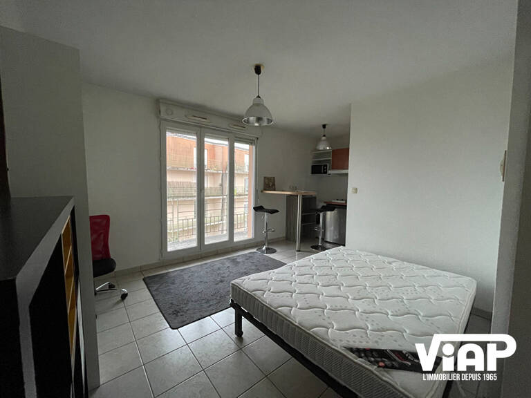 STUDIO MEUBLE PROCHE PLACE DES CARMES — photo 1