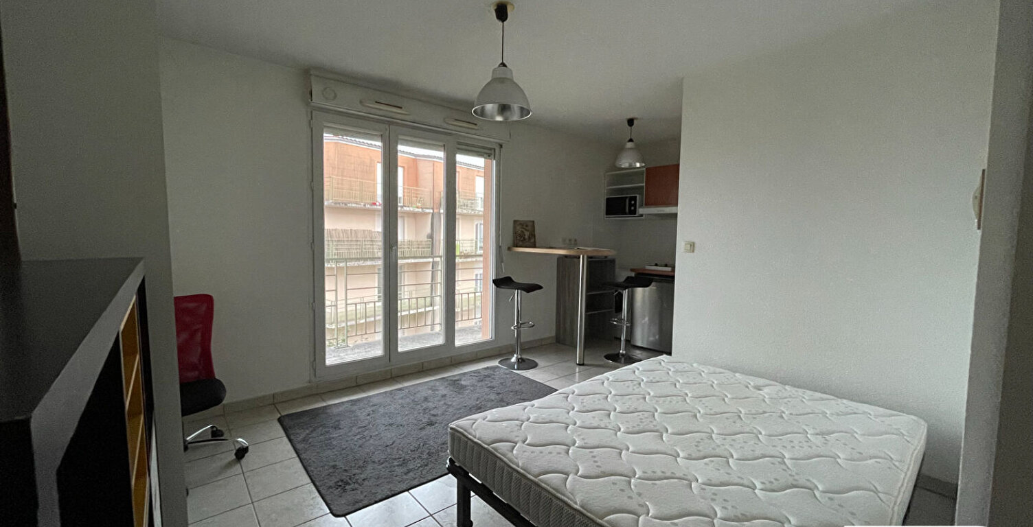 STUDIO MEUBLE PROCHE PLACE DES CARMES — photo 1