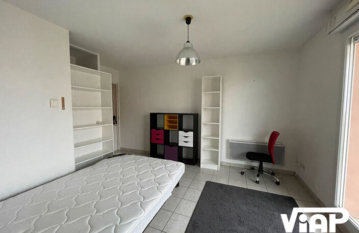 STUDIO MEUBLE PROCHE PLACE DES CARMES — photo 2