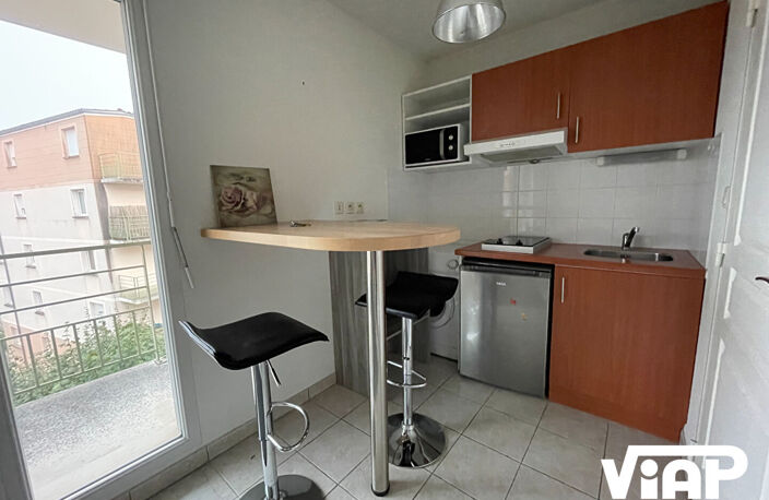 STUDIO MEUBLE PROCHE PLACE DES CARMES — photo 3