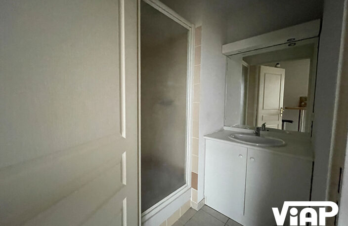 STUDIO MEUBLE PROCHE PLACE DES CARMES — photo 4
