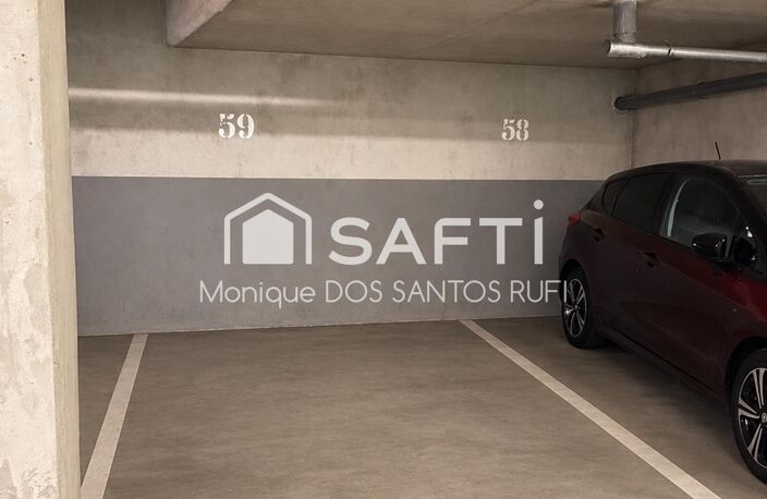 résidence récente (2018), parking en sous-sol, emplacement couvert, accès sécurisé, véhicule protégé des intempéries, place d'environ 12 m², résidence Le Quatuor, Marseille 10e, adapté à un usage personnel ou investissement locatif. — photo 3