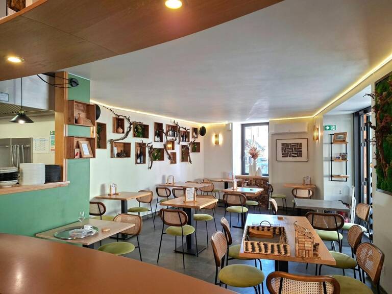 Idéalement situé au cœur du centre-bourg de Rignac, ce fonds de commerce offre une activité diversifiée avec un fort potentiel de développement. — photo 1
