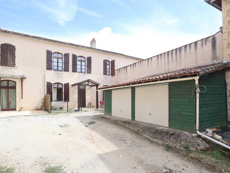 Immeuble avec 4 logements, 5 garages sur terrain de 1187m2 — photo 1