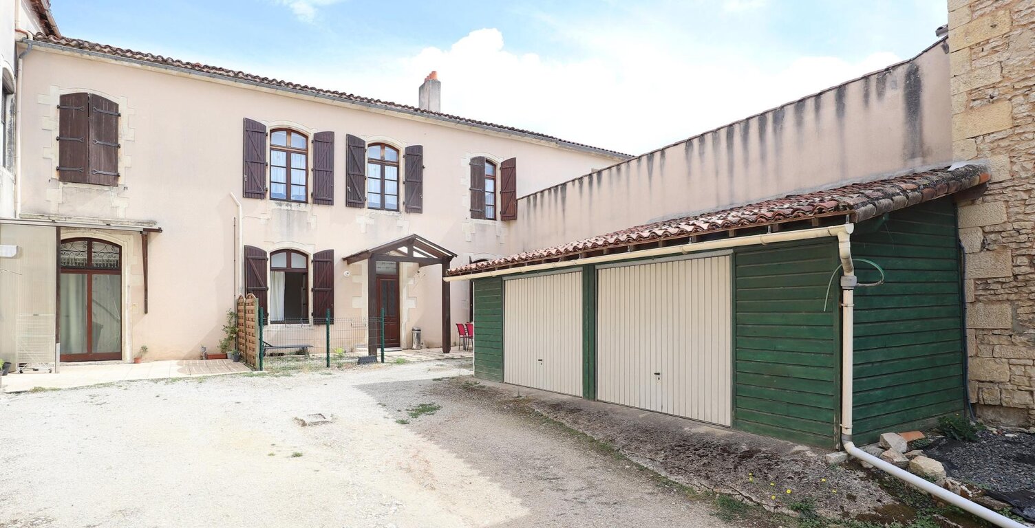 Immeuble avec 4 logements, 5 garages sur terrain de 1187m2 — photo 1