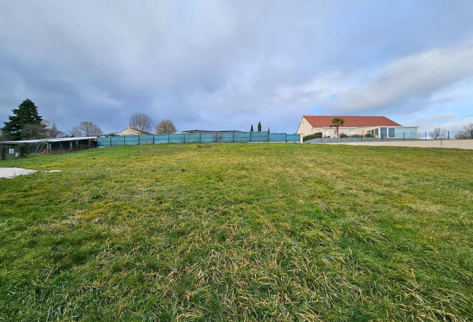 Terrain a bâtir 1251 m²  Charmeil viabilisé — photo 1