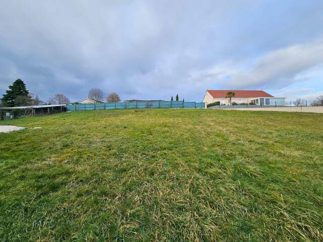Terrain a bâtir 1251 m²  Charmeil viabilisé — photo du bien