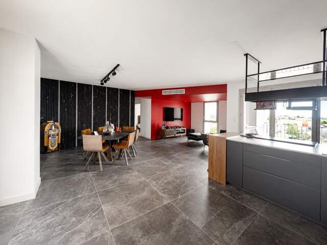 Grand appartement avec vue dégagée et climatisation — photo du bien