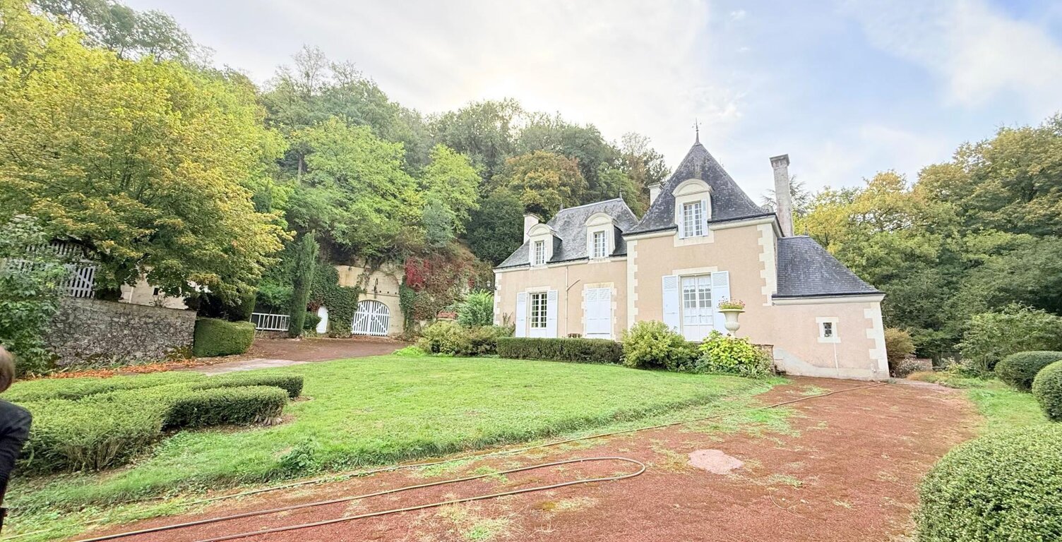 Propriété d'exception - Manoir du XVI siècle avec maison de gardien; dépendances et caves troglodytes — photo 1