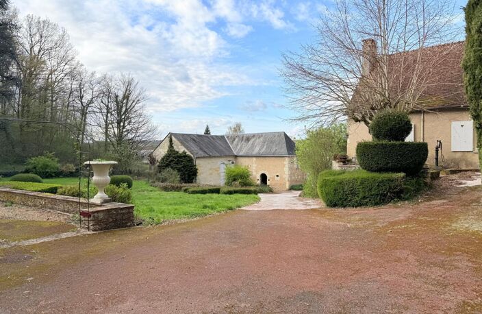 Propriété d'exception - Manoir du XVI siècle avec maison de gardien; dépendances et caves troglodytes — photo 3