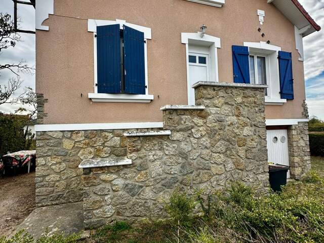 Maison sur sous sol avec 3 chambres, carport et  un grand jardin — photo du bien
