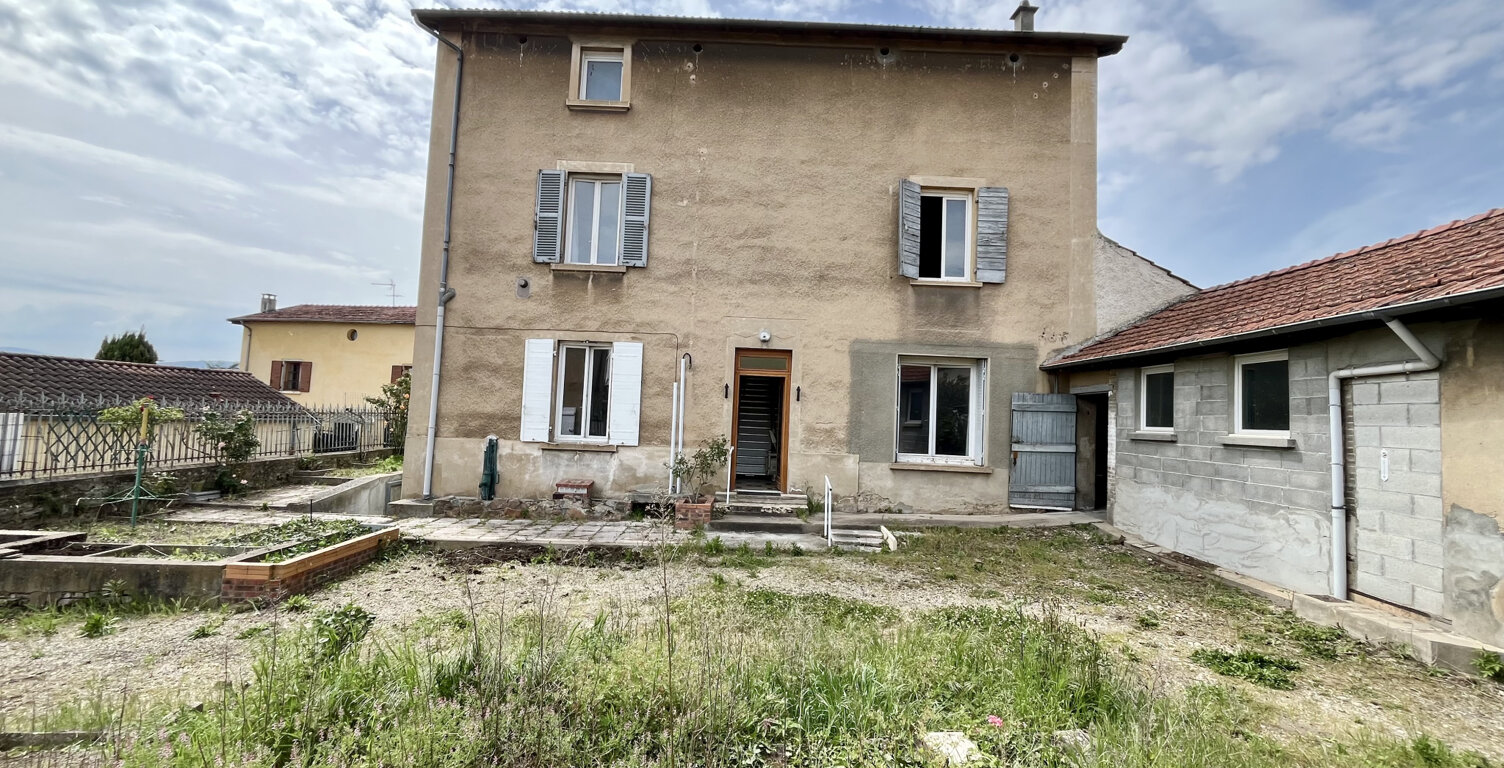 Centre de Craponne, maison individuelle à rénover avec dépendances sur terrain de 800m2. — photo 1