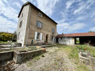 Centre de Craponne, maison individuelle à rénover avec dépendances sur terrain de 800m2. — photo 2
