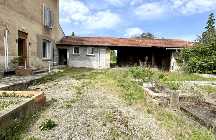 Centre de Craponne, maison individuelle à rénover avec dépendances sur terrain de 800m2. — photo 3
