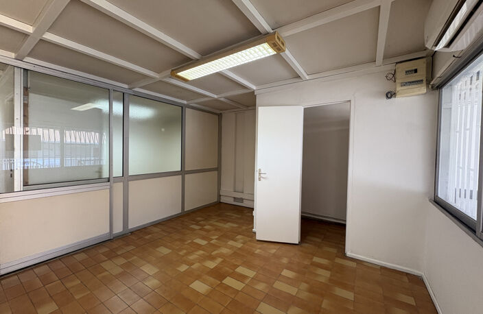 Local professionnel Grand Camp 63m2 — photo 2