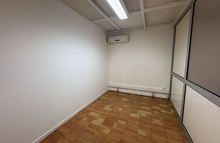 Local professionnel Grand Camp 63m2 — photo 3