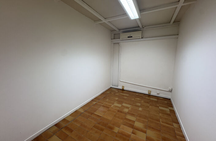 Local professionnel Grand Camp 63m2 — photo 4