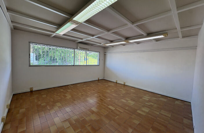 Local professionnel Grand Camp 63m2 — photo 5