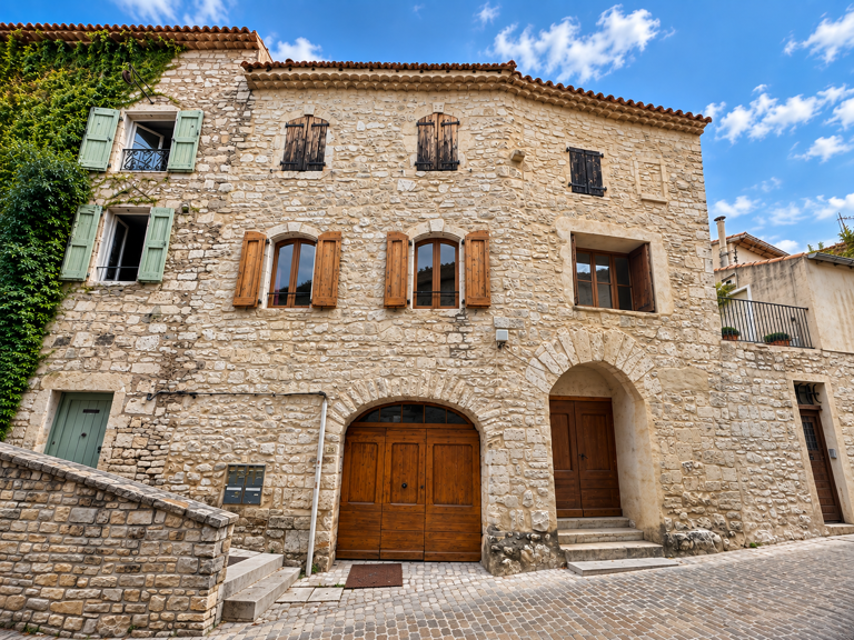 Immeuble de caractère au cœur de Vézénobres   3 appartements, terrasse et dépendances — photo 1