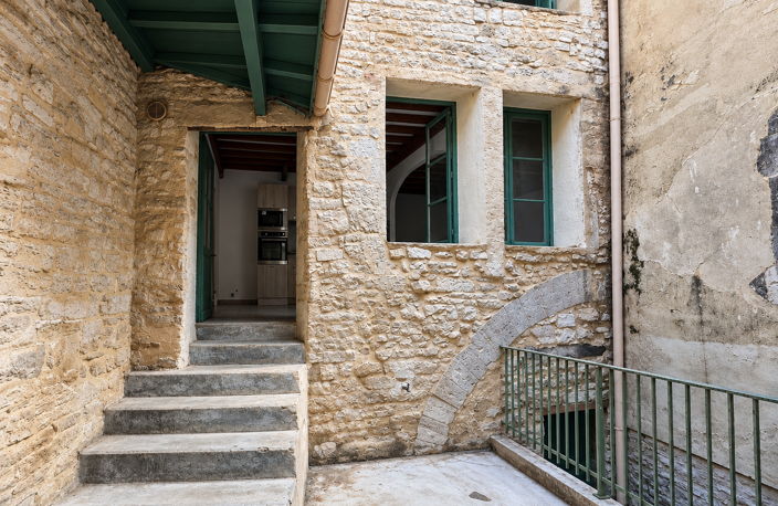 Immeuble de caractère au cœur de Vézénobres   3 appartements, terrasse et dépendances — photo 2