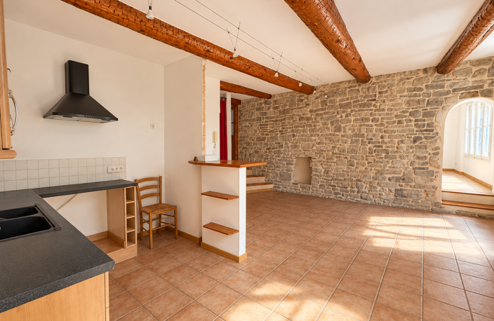 Immeuble de caractère au cœur de Vézénobres   3 appartements, terrasse et dépendances — photo 3