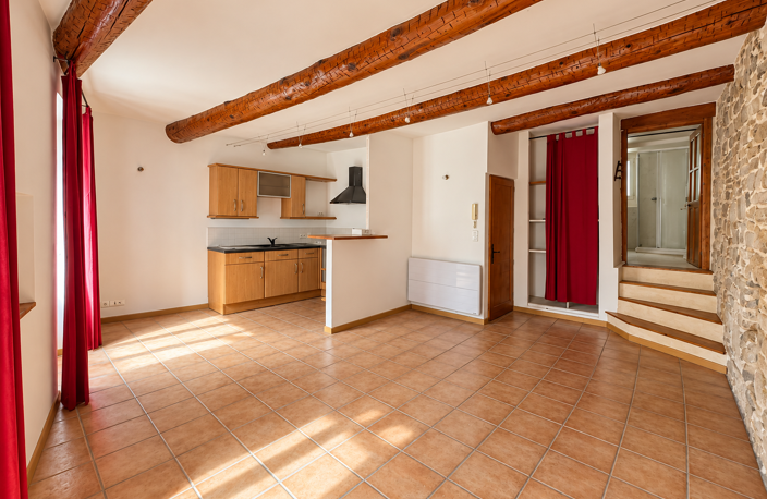 Immeuble de caractère au cœur de Vézénobres   3 appartements, terrasse et dépendances — photo 4
