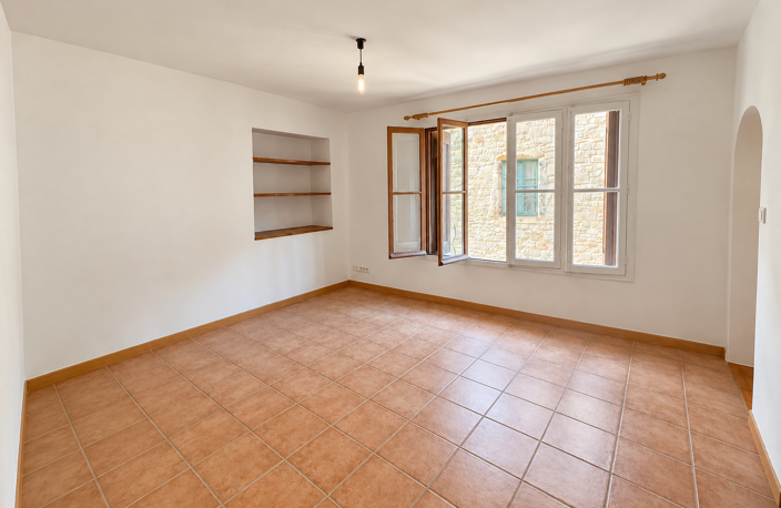 Immeuble de caractère au cœur de Vézénobres   3 appartements, terrasse et dépendances — photo 5