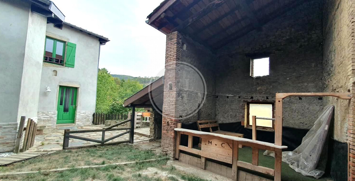 maison ancienne avec abris voiture et dependances — photo 1