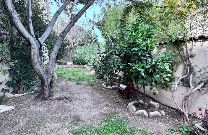 RARE À CASSIS À 2 min du port, jolie maison de charme avec vue mer, jardin, terrasses — photo 3