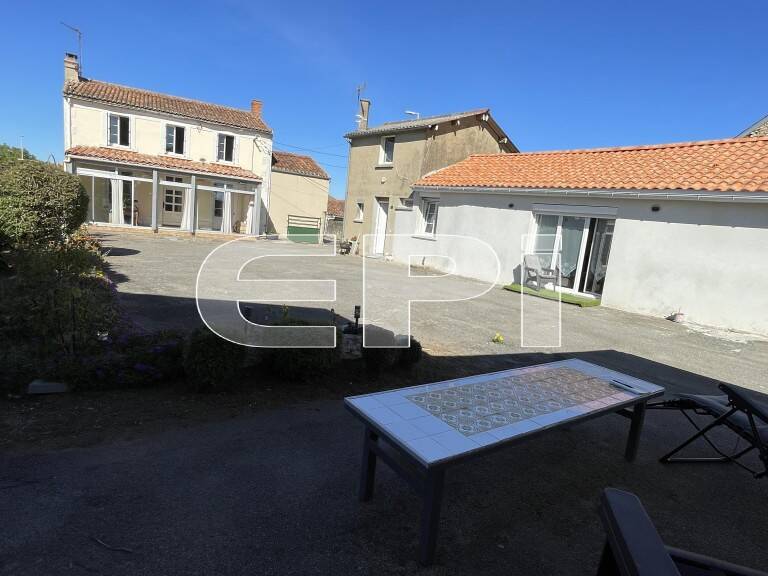 6411 2 MAISONS ENTRE AIRVAULT ET ST-VARENT.<br>Maison principale — photo 1