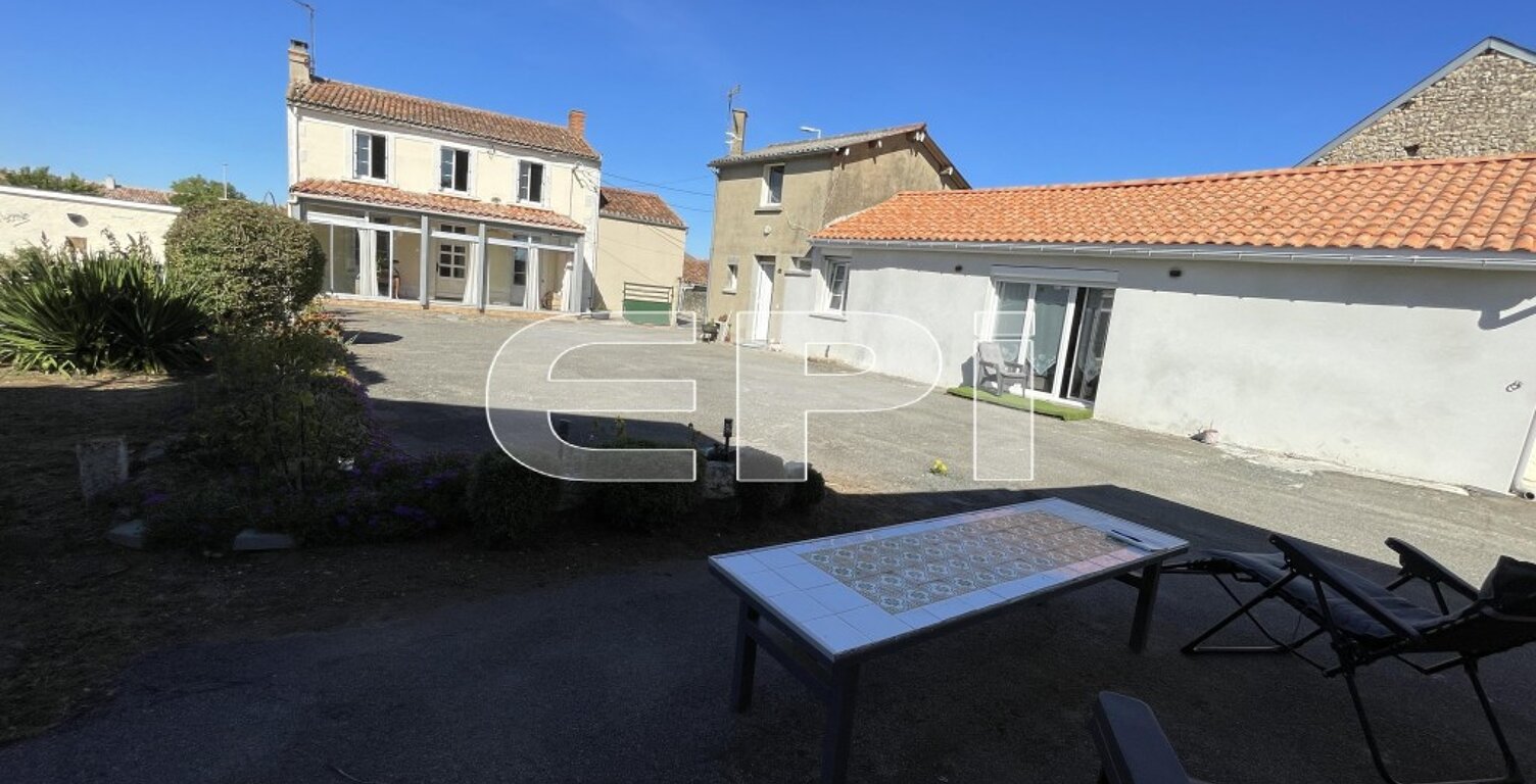6411 2 MAISONS ENTRE AIRVAULT ET ST-VARENT.<br>Maison principale — photo 1