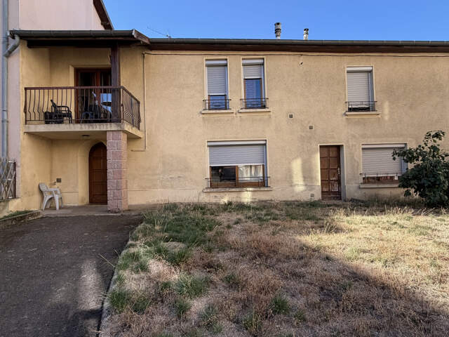 Maison de village avec balcons et terrain — photo du bien
