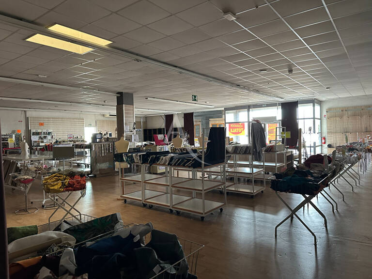 À LOUER,  LOCAL COMMERCIAL 358 m²  ZONE COMMERCIALE DES 4 ÂNES  Rochefort — photo 1