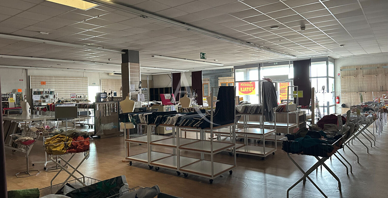 À LOUER,  LOCAL COMMERCIAL 358 m²  ZONE COMMERCIALE DES 4 ÂNES  Rochefort — photo 1