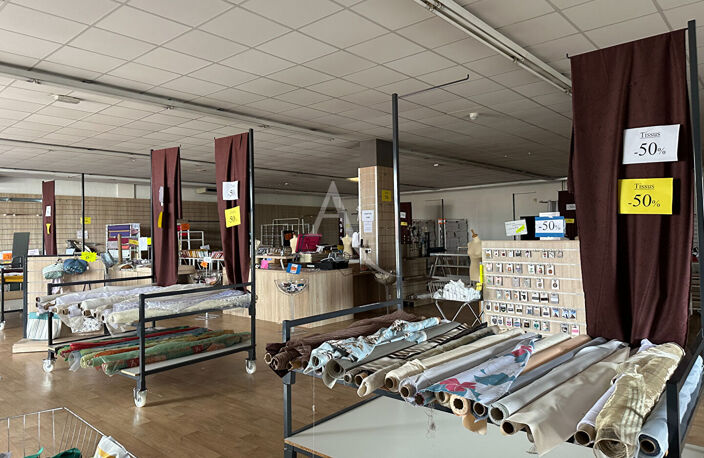 À LOUER,  LOCAL COMMERCIAL 358 m²  ZONE COMMERCIALE DES 4 ÂNES  Rochefort — photo 5
