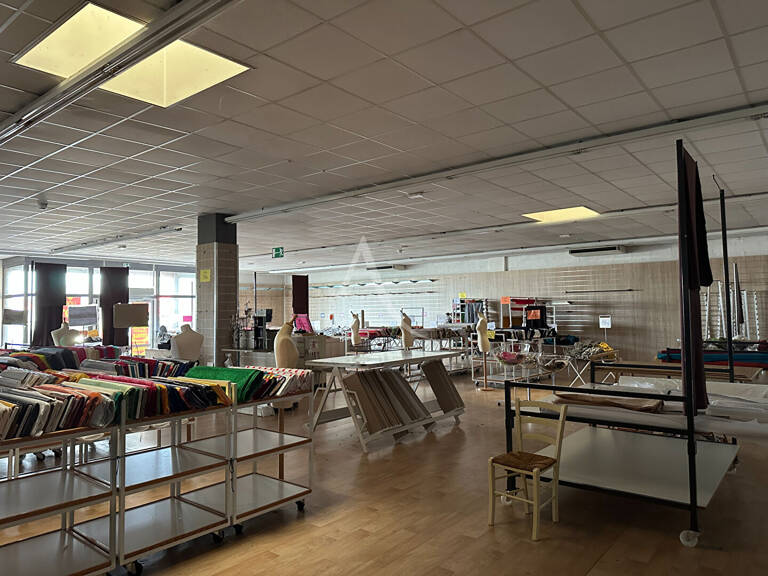 À LOUER,  LOCAL COMMERCIAL 318 m²  ZONE COMMERCIALE DES 4 ÂNES  Rochefort — photo 1