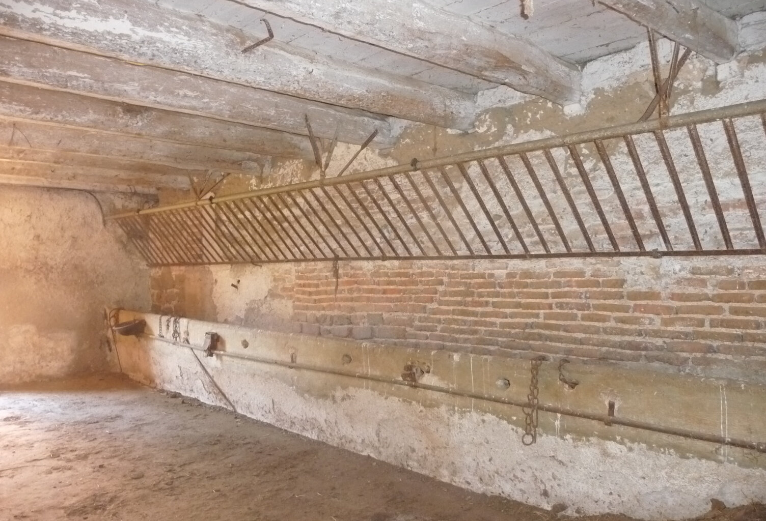 7 MN SUD MONTBRISON FERME SUR PUS DE 6 HECTARES — photo 1