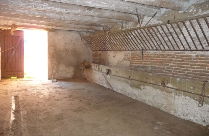 7 MN SUD MONTBRISON FERME SUR PUS DE 6 HECTARES — photo 3