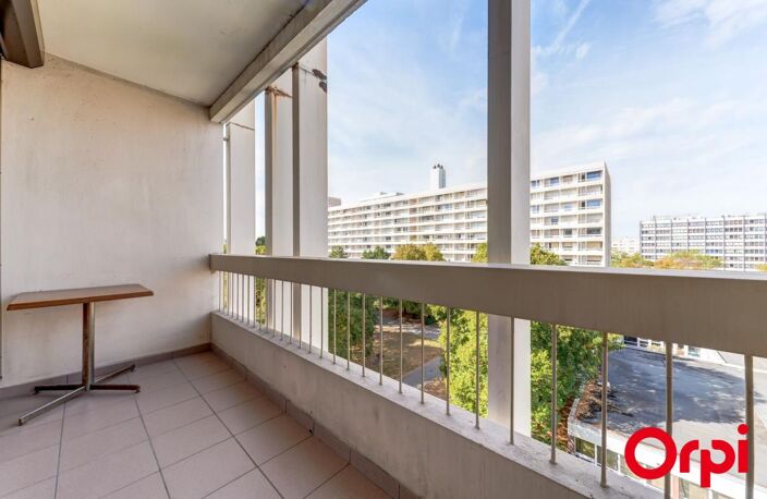 Villeurbanne – À 600 m du métro Flachet | T3 rénové avec deux balcons — photo 2