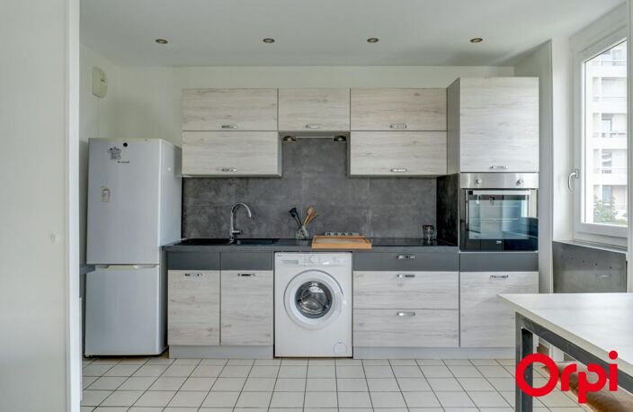 Villeurbanne – À 600 m du métro Flachet | T3 rénové avec deux balcons — photo 3