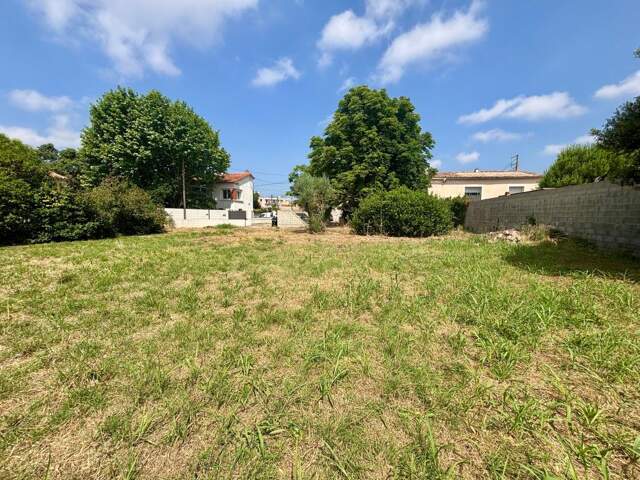 Terrain 376m quartier amoureux à Nîmes — photo du bien