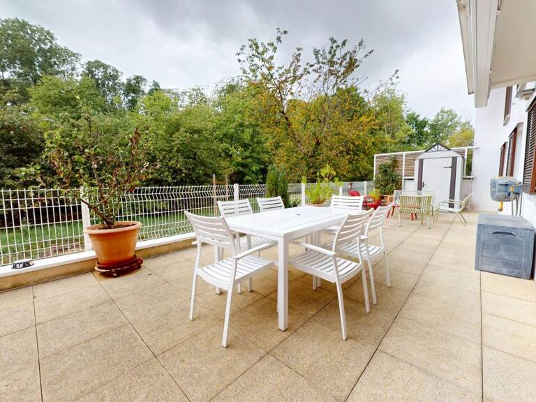 Appartement F3 en rez-de-chaussée avec terrasse de 48 m², grand garage et place de parking — photo 1