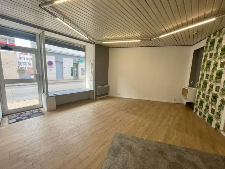 Local professionnel 75 m² – Pont-de-Chéruy — photo 1