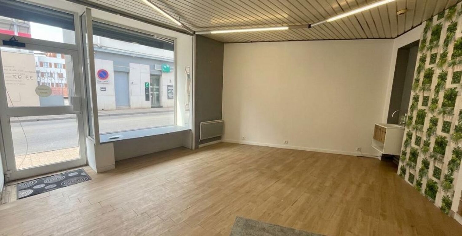 Local professionnel 75 m² – Pont-de-Chéruy — photo 1