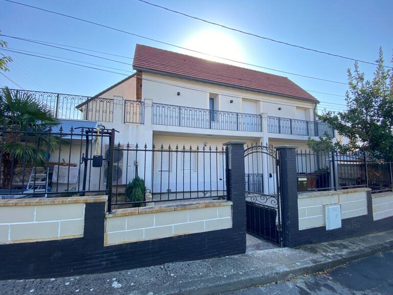 Maison familiale moderne avec terrasse et garage, à 6 min du centre-ville à Fosses (95) — photo 1