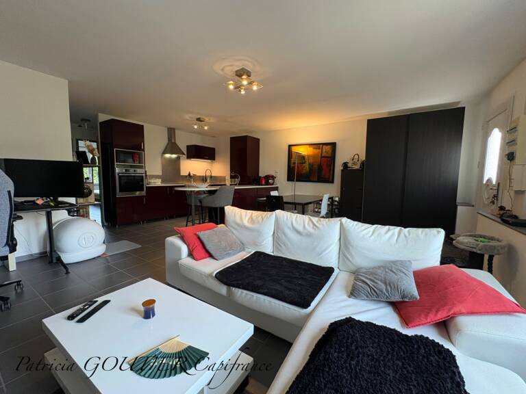 A FEURS (42). APPARTEMENT  T3  Relooké  Avec  PLACE DE PARKING ,  quartier calme — photo 1
