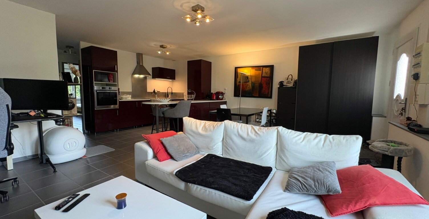 A FEURS (42). APPARTEMENT  T3  Relooké  Avec  PLACE DE PARKING ,  quartier calme — photo 1
