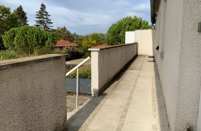 A FEURS (42). APPARTEMENT  T3  Relooké  Avec  PLACE DE PARKING ,  quartier calme — photo 4