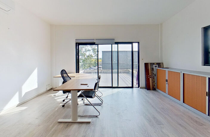 À LOUER – BUREAU CONTEMPORAIN 42 M² – ZONE COMMERCIALE DYNAMIQUE — photo 2