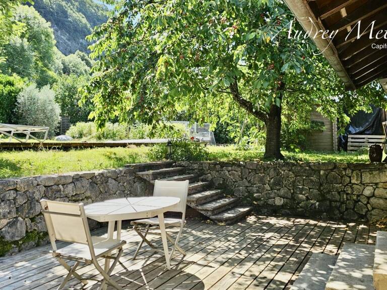 Maison en pierre avec piscine + terrain à vendre à SERRIERES EN CHAUTAGNE (73), 50 min de Genève et d'Annecy, 35 min d'Aix-les-Bains et 10 min du lac du Bourget — photo 1